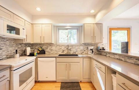 Townhome, Multiple Beds, Patio | Private kitchen | Fridge, microwave, oven, stovetop