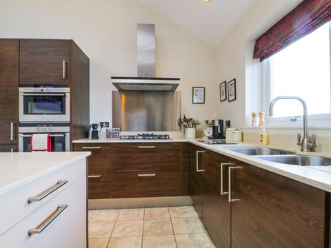 Cottage | Private kitchen | Fridge, dishwasher, electric kettle, toaster