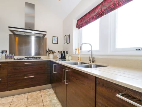 Cottage | Private kitchen | Fridge, dishwasher, electric kettle, toaster