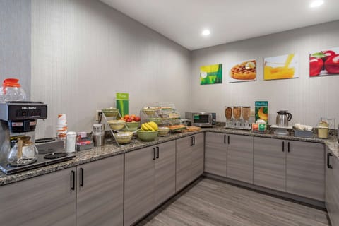 Free daily continental breakfast