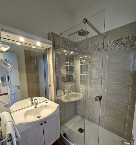 Executive Room | Bathroom | Eco-friendly toiletries, hair dryer, towels, soap