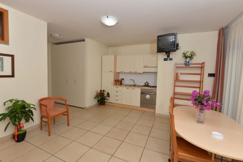 Standard Studio | Private kitchenette | Cookware/dishes/utensils