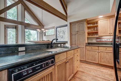 Townhome, 4 Bedrooms | Private kitchen | Oven, coffee/tea maker, toaster