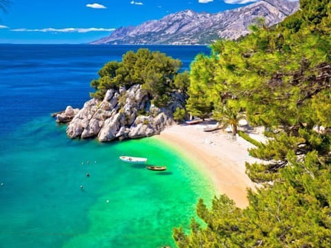 Beach nearby, white sand, beach massages, 3 beach bars