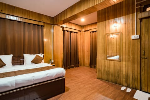 Classic Room | In-room safe, desk, laptop workspace, soundproofing