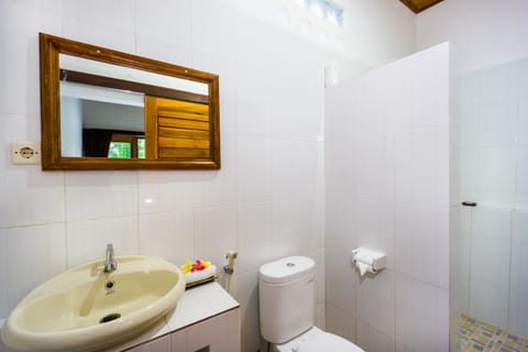 Standard Twin Room | Bathroom | Shower, rainfall showerhead, free toiletries, towels