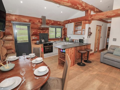 Cottage | Private kitchen | Fridge, electric kettle, toaster, cookware/dishes/utensils