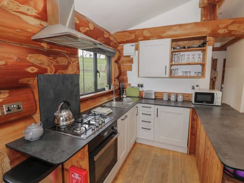 Cottage | Private kitchen | Fridge, electric kettle, toaster, cookware/dishes/utensils
