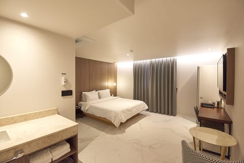 Deluxe Double Room | Individually decorated, individually furnished, desk, laptop workspace