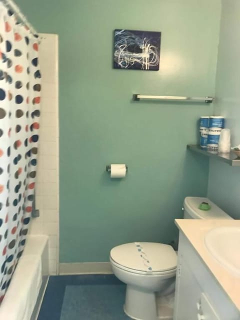 Basic Room | Bathroom | Combined shower/tub, towels