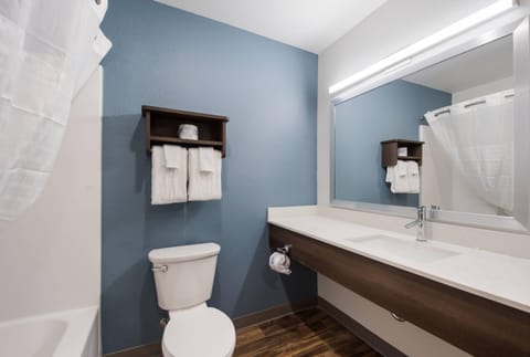 Combined shower/tub, towels