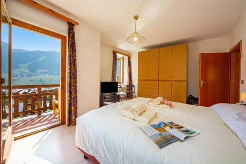 Family Apartment, 3 Bedrooms, Balcony, Mountainside (Casa Silvia Ski in) | 3 bedrooms, WiFi