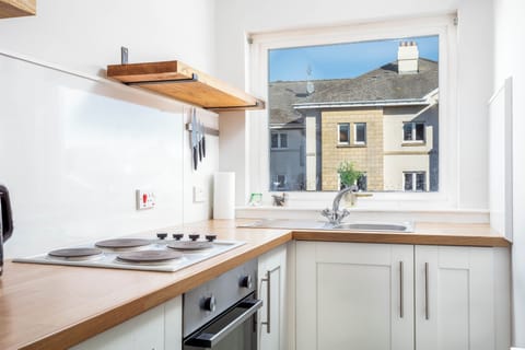 Comfort Apartment, 2 Bedrooms, Non Smoking | Private kitchen | Fridge, microwave, oven, stovetop