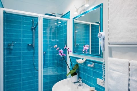 Superior Double Room, Terrace | Bathroom | Shower, free toiletries, hair dryer, bidet