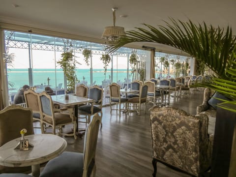 2 restaurants; breakfast, lunch, and dinner served
