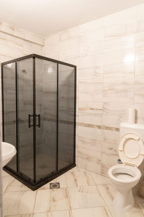 Shower, free toiletries, towels