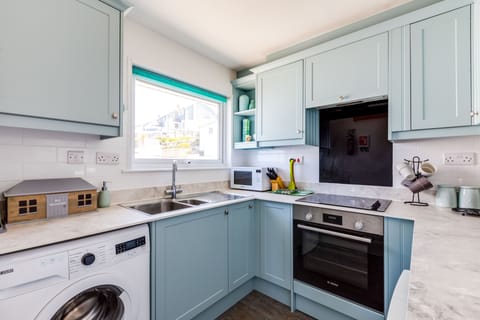 Cottage | Private kitchen | Fridge, electric kettle, toaster, cookware/dishes/utensils