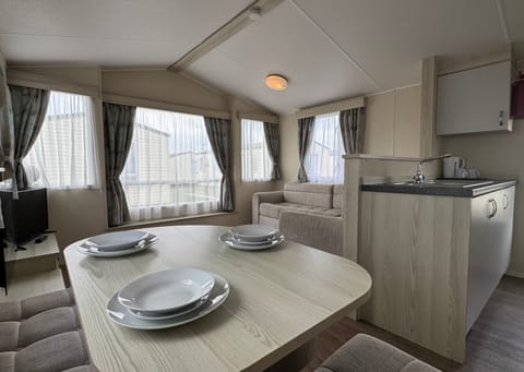 Deluxe Mobile Home | Living area