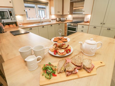 Cottage | Private kitchen | Fridge, dishwasher, electric kettle, toaster