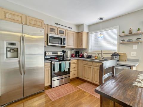 Comfort Townhome | Private kitchen | Coffee/tea maker, dining tables