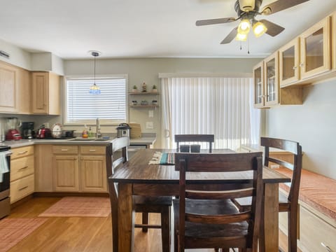 Comfort Townhome | Dining room