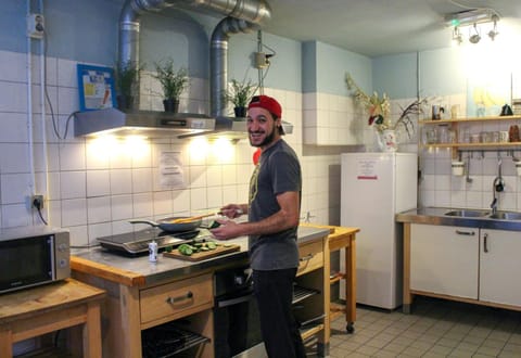 Full-size fridge, stovetop, cookware/dishes/utensils