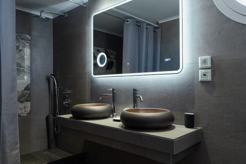 Junior Studio Suite | Bathroom | Free toiletries, hair dryer, towels, soap