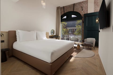 Premium bedding, in-room safe, desk, laptop workspace