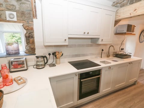 Cottage | Private kitchen | Fridge, dishwasher, electric kettle, cookware/dishes/utensils