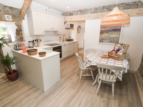 Cottage | Private kitchen | Fridge, dishwasher, electric kettle, cookware/dishes/utensils