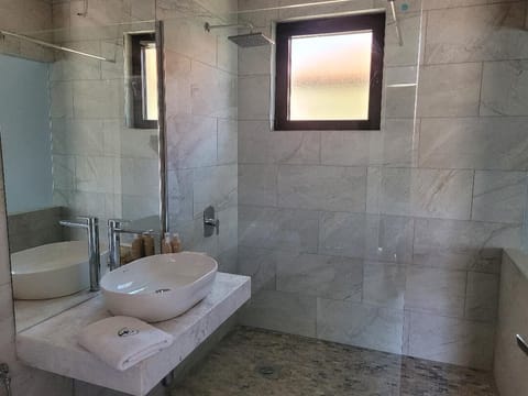 Shower, rainfall showerhead, free toiletries, hair dryer