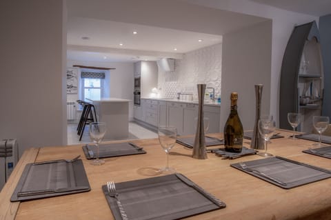 Cottage (4 Bedrooms) | Private kitchen | Fridge, microwave, oven, stovetop