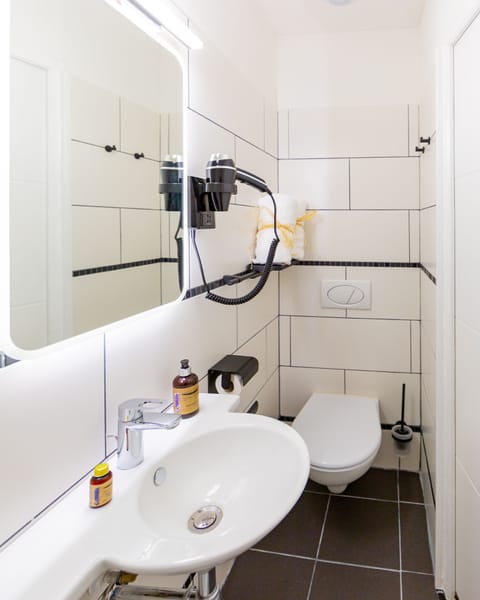 Classic Room | Bathroom | Shower, rainfall showerhead, eco-friendly toiletries, hair dryer