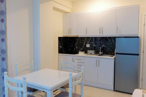 Family Room, Kitchen | Private kitchen | Mini-fridge, paper towels