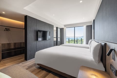 Classic Family Room with Ocean View | Blackout drapes, soundproofing, free WiFi, bed sheets