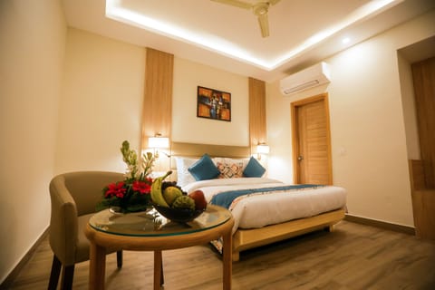 Club Room | Minibar, in-room safe, soundproofing, rollaway beds