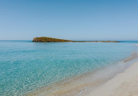 Beach nearby, white sand, 3 beach bars