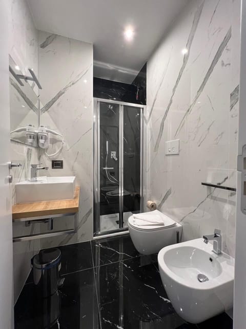 Shower, rainfall showerhead, free toiletries, hair dryer