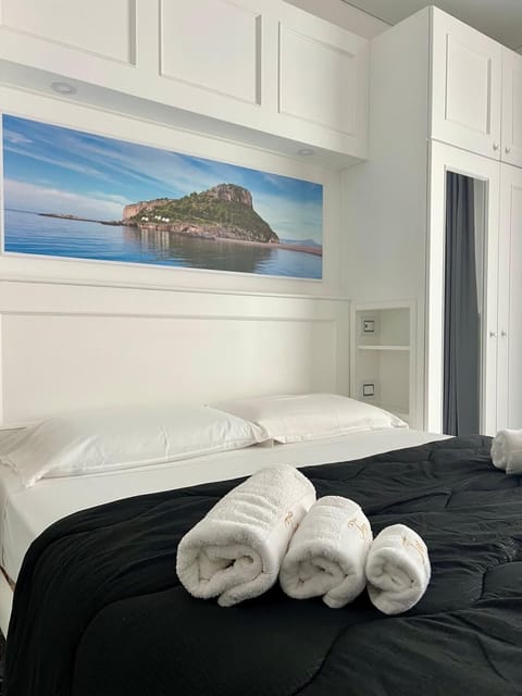 Minibar, desk, free WiFi, bed sheets