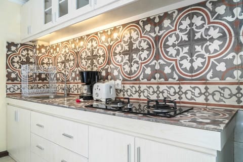 Basic Apartment, 1 King Bed | Private kitchen | Fridge, microwave, stovetop, toaster