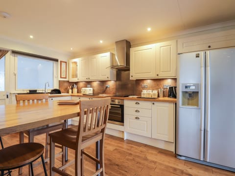 Cottage | Private kitchen | Fridge, dishwasher, electric kettle, toaster