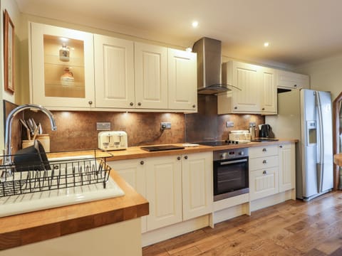 Cottage | Private kitchen | Fridge, dishwasher, electric kettle, toaster