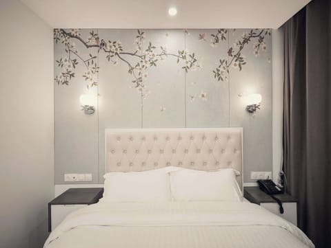 Standard Room, 1 Queen Bed | In-room safe, desk, free cribs/infant beds, free WiFi