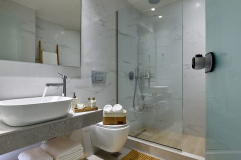 Junior Suite, Garden View | Bathroom | Shower, rainfall showerhead, designer toiletries, hair dryer
