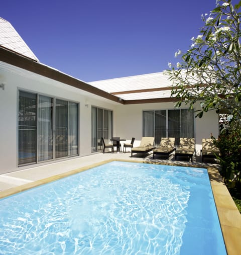 Outdoor pool, pool umbrellas, sun loungers