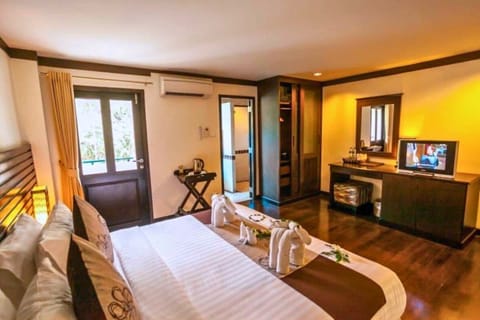 Superior Room | In-room safe, desk, blackout drapes, free cribs/infant beds