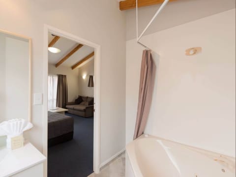 Studio Spa | Bathroom | Free toiletries, towels