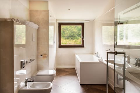 Deluxe Suite, Hot Tub | Private spa tub