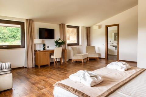 Deluxe Suite, Hot Tub | Living area | 22-inch flat-screen TV with satellite channels, TV