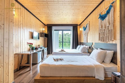 Family Triple Room | Bathroom | Shower, rainfall showerhead, designer toiletries, hair dryer